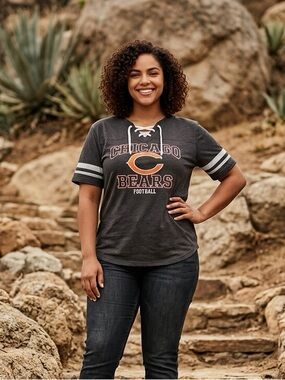 NWT Fanatics Women’s Black Graphic Chicago Bears Lace Up V Neck Shirt - Size 1 X